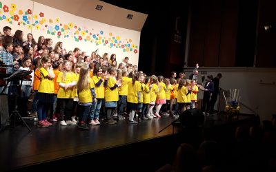 Letni koncert – Poj z menoj – letni koncert pevskih zborov in glasbenih skupin naše šole