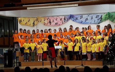 Nastop otroških pevskih zborov na Lošci 1